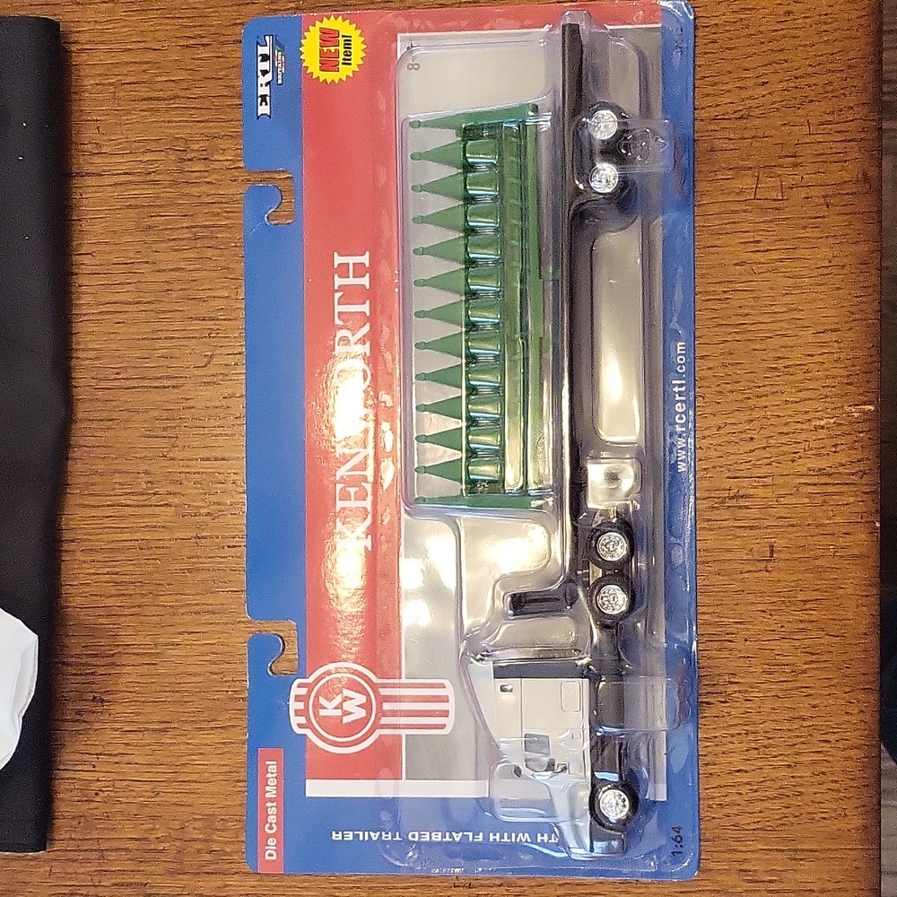 Ertl 1:64 Kenworth with Flatbed Trailer and Corn Head Load